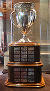 Photo couleur du trophée Calder dans une vitrine.