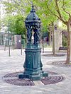 P1010854 Paris XX Rue Piat fontaine Wallace reductwk.JPG