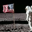 Buzz Aldrin saluant le drapeau, et photo prise quelques secondes après ; le drapeau n'a pas changé de position.