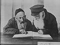 Kac 1924-10-19 Pinsk jews reading mishnah.jpg