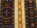 Un tapis kabyle multicolore avec des motifs géometriques