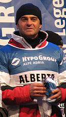 Alberto Tomba avec un bonnet et des vêtement de ski