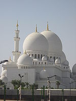 La mosquée de Sheikh Zayed à Abou Dabi est la plus grande mosquée aux E.A.U. et une des six plus grandes mosquées du monde.[53]