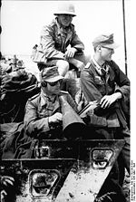 Bundesarchiv Bild 101I-782-0023-09A, Nordafrika, Gruppe Soldaten auf Fahrzeug.jpg