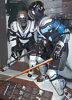 Photo de deux manequins portant des équipement de hockey.