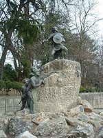 Statue de Viriate, sur un rocher, en armes, faisant face, en position de combat.
