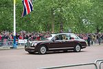 Le marié s'est rendu à la cérémonie dans une Bentley avec son frère et son garçon d'honneur (à gauche), et l'épouse dans une Rolls-Royce Phantom VI avec son père (à droite)