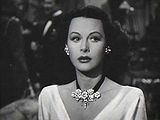 Alan Ladd et Hedy Lamarr reprennent les rôles de Bogart et Bergman dans une des adaptations radiophoniques de Casablanca.