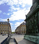 Rue de Castiglione vue en direction du jardin des Tuileries ; à droite la photographie est prise de la colonne Vendôme.