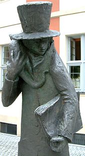Sculpture intitulée Hoffmann et son chat, située devant le théâtre E.T.A. Hoffmann de Bamberg. Un personnage inquiétant en haut de forme et au visage indistinct tient sur son épaule droite un chat et porte un livre imposant sous son bras gauche.