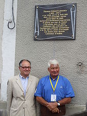 Raymond Poulidor et Guy Penaud inaugurant une plaque murale commémorant le passage de Lawrence d'Arabie à Châlus