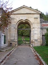 La « porte des Gondi », ancienne porterie du château des seigneurs de Noisy, détruit au XVIIIe siècle