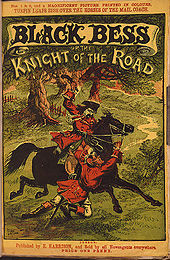 Un homme vêtu de rouge chevauche un cheval noir galopant dans une forêt. Un autre homme, semblant traîné par le cheval, tient les rênes.