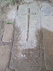 Une pierre tombale médiévale dans le pavage du sol de l'église Saint-Etienne de Lageyrat