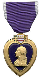 La médaille Purple Heart : médaillon en forme de couer, violet, cerclé d'or, avec le portrait de George Washington, suspendue à un ruban violet.