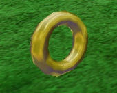 Un anneau doré sur fond vert