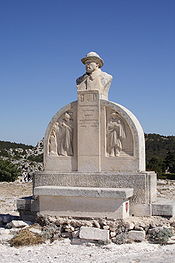 Monument en l'honneur de Charloun Rieuau château des Baux-de-Provence