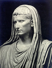 Tête de l'empereur Auguste, vêtu du costume de pontifex maximus
