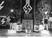 Bundesarchiv Bild 133-081, Hitlerjugend, Ehrenwache für Gefallene.jpg
