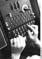 Bundesarchiv Bild 183-2007-0705-502, Chiffriermaschine "Enigma".jpg