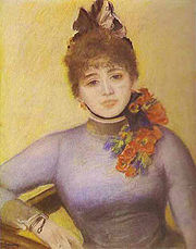 Séverine, buste de face, bras droit accoudé sur sa chaise, un noeud sur ses cheveux, un ruban décoré de fleurs