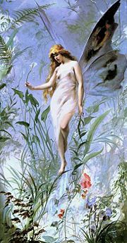 Une fée se tient à la verticale en déployant ses ailes de papillon. Elle semble marcher sur les herbes qui l'entourent.
