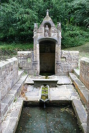 Fontaine du XVIe siècle de l'abbaye de Daoulas (Bretagne)