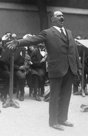 Jean Noté chantant dans un hôpital militaire à Meauxen 1915