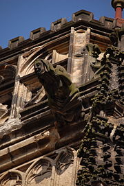 Gargouille de la tour Mathias représentant une femme aux yeux globuleux