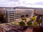 La façade ouest et la cour du lycée des Arènes