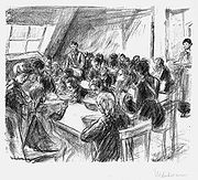 Croquis d’enfant attablés dans une pièce mansardée ; deux femmes en longue robe et tablier servent les plats.