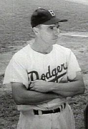 Photo en noir et blanc de Pee Wee Reese les bras croisés dans l'uniforme des Dodgers