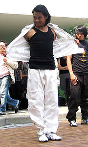 Tony Jaa lors d'une démonstration en aout 2006.