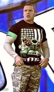 Le catcheur Triple H, vêtu d'un T-shirt de la D-Generation X, lors de l'édition 2011 de WWE Tribute to the Troops.