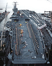 Vue aérienne du navire, le pont recouvert de machines et de matériaux de construction.