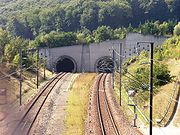 Vue de l'entrée du double tunnel de la voie ferrée à grande vitesse.