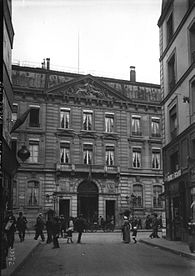A gauche, une vue ancienne du quartier de la place des Victoires, avec mention de la rue Coquillière et à droite, l'hôtel de Toulouse vu de la rue Coquillière en 1913.