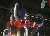 Photo de la mascotte des Red Wings suspendue au plafond.