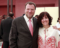 Alfredo Sanchez Monteseirin y Elvira Lindo en la inauguracion Cursos de Verano 2007 en Sevilla.jpg