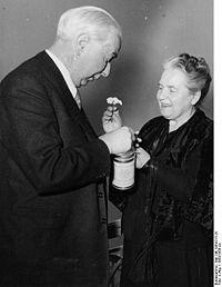 Bundesarchiv Bild 146-1984-013-25, Theodor und Elly Heuss beim Spenden.jpg