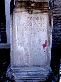 Inscription de Rufius Antonius Agrypnius Volusianus, dédiée à Flavius Honorius, sur le forum romanum.