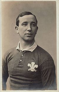 Portrait en buste noir et blanc de Dick Jones portant le maillot de l'équipe du pays de Galles.
