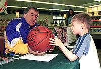 Gail Goodrich dédicace un ballon en 2001.