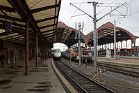 Vue parallèle aux voies de l'intérieur de la gare de strasbourg montant, sur la première voie, un TGV en attente.