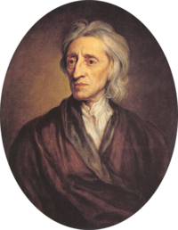 Portrait d'un homme aux cheveux blancs qui porte une large robe brune et une chemise blanche.