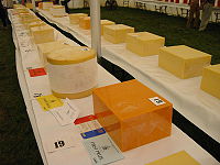 Différents fromages Cheddar lors d'une exposition agricole