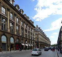 Rue de Castiglione vue en direction du jardin des Tuileries ; à droite la photographie est prise de la colonne Vendôme.