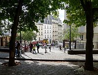 En descendant de la place Emile Goudeau (à gauche) puis vers la rue des Abbesses (à droite).