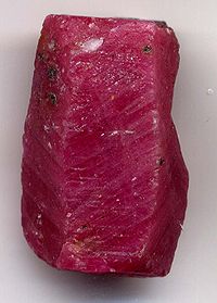 Cristal de rubis non taillé, hauteur : 2 cm