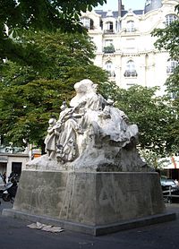Statue monumentale de Léon Serpollet par Jean Boucher, inaugurée en 1911 au milieu de la place Saint-Ferdinand, Paris 17e